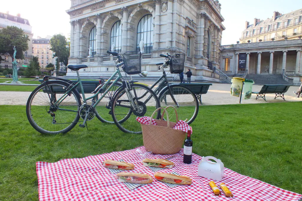 A picnic in Paris.